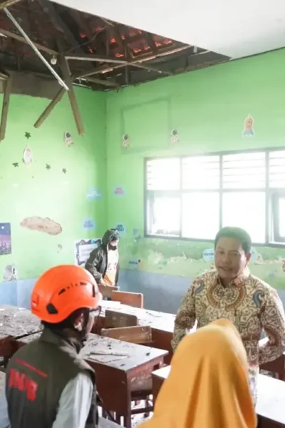 Bupati Sidoarjo, Subandi meninjau langsung kondisi SDN 1 Sidokepung, Buduran, Sabtu (18/4/2026) (foto: ist)