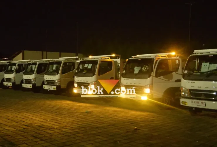 Deretan truk yang akan diserahkan kepada kepala desa dan ketua koperasi desa merah putih (KDMP) oleh kodim 0815 Mojokerto.(blok-a.com/Syahrul Wijaya)