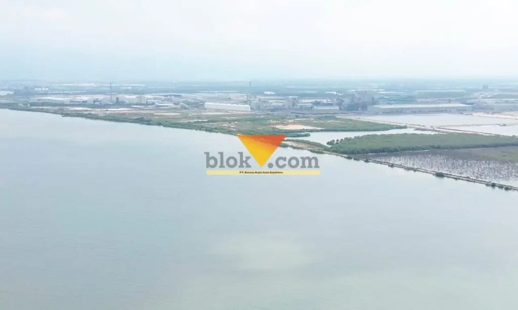 Diduga lokasi yang dikelola PT BKMS di kawasan KEK JIIPE Manyar, Gresik belum mengantongi izin PKKPRL.(foto: Blok-a.com/ivan)
