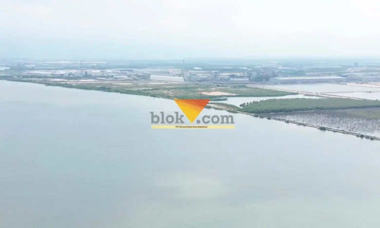 Diduga lokasi yang dikelola PT BKMS di kawasan KEK JIIPE Manyar, Gresik belum mengantongi izin PKKPRL.(foto: Blok-a.com/ivan)