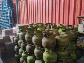 Tumpukan LPG kosong di salah satu toko pengecer imbas kelangkaan LPG 3kg (foto: Blok-a.com/Syahrul Wijaya)