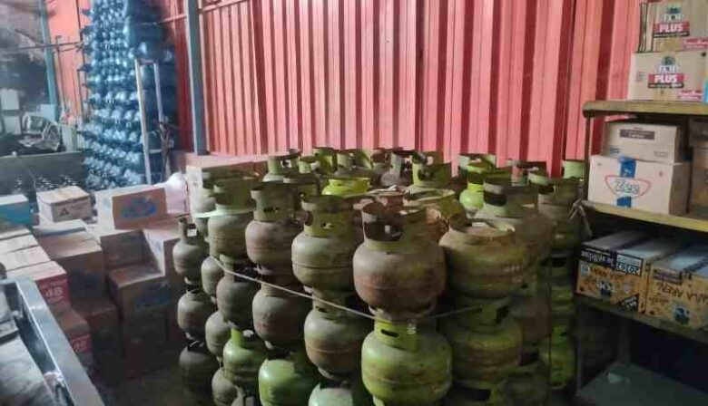 Tumpukan LPG kosong di salah satu toko pengecer imbas kelangkaan LPG 3kg (foto: Blok-a.com/Syahrul Wijaya)