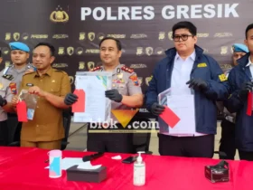Kapolres Gresik AKBP Ramadhan Nasution didampingi Kasat Reskrim AKP Arya Widjaya dan Kepala BKPSDM Pemkab Gresik Agung Endro saat press rilis kasus SK PNS Palsu yang Viral (foto: Blok-a.com/ivan)