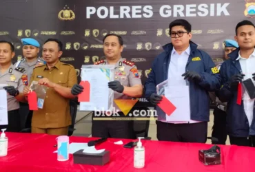 Kapolres Gresik AKBP Ramadhan Nasution didampingi Kasat Reskrim AKP Arya Widjaya dan Kepala BKPSDM Pemkab Gresik Agung Endro saat press rilis kasus SK PNS Palsu yang Viral (foto: Blok-a.com/ivan)