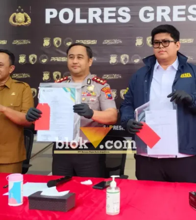 Kapolres Gresik AKBP Ramadhan Nasution didampingi Kasat Reskrim AKP Arya Widjaya dan Kepala BKPSDM Pemkab Gresik Agung Endro saat press rilis kasus SK PNS Palsu yang Viral (foto: Blok-a.com/ivan)