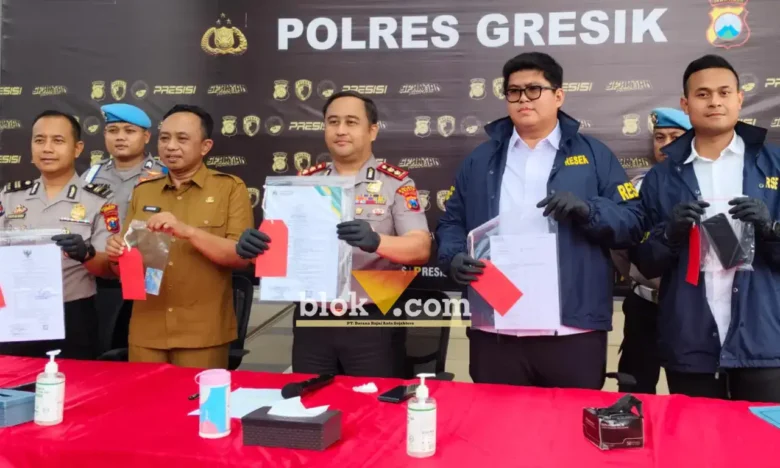 Kapolres Gresik AKBP Ramadhan Nasution didampingi Kasat Reskrim AKP Arya Widjaya dan Kepala BKPSDM Pemkab Gresik Agung Endro saat press rilis kasus SK PNS Palsu yang Viral (foto: Blok-a.com/ivan)