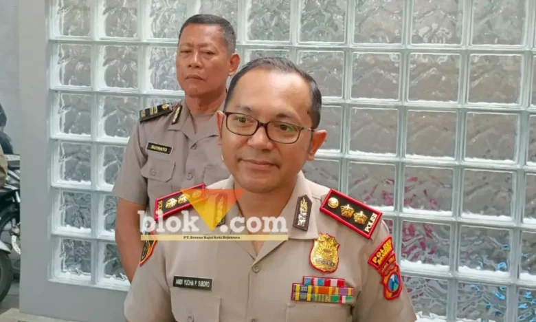 Kapolres Mojokerto AKBP Andi Yudha Pranata saat wawancara dengan wartawan (foto: blok-a.com/Syahrul Wijaya)