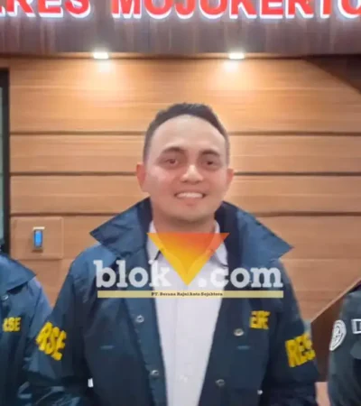 Kasatreskrim Polres Mojokerto AKP Aldhino Prima Wirdhan saat memberikan keterangan kepada wartawan (foto: Blok-a.com/Syahrul Wijaya)