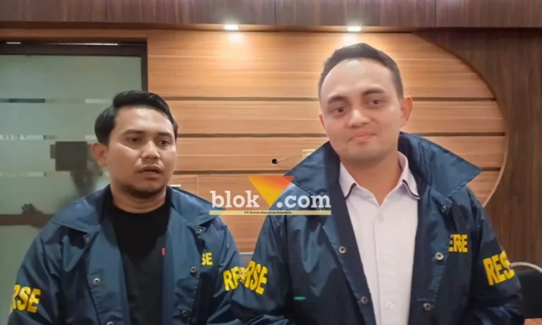 Kasatreskrim Polres Mojokerto AKP Aldhino Prima Wirdhan saat memberikan keterangan kepada wartawan di loby Satreskrim Polres Mojokerto (foto: Blok-a.com/Syahrul Wijaya)