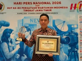 Kepala Diskominfo Pemkab Jember Regar Jeane Dealen Nangka saat mewakili Bupati Fawait menerima penghargaan dari PWI Jawa Timur, Kamis (16/04/2026) (foto: Blok-a.com/Rio)