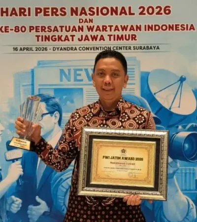 Kepala Diskominfo Pemkab Jember Regar Jeane Dealen Nangka saat mewakili Bupati Fawait menerima penghargaan dari PWI Jawa Timur, Kamis (16/04/2026) (foto: Blok-a.com/Rio)