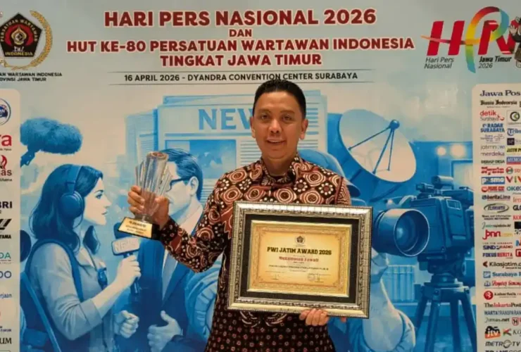 Kepala Diskominfo Pemkab Jember Regar Jeane Dealen Nangka saat mewakili Bupati Fawait menerima penghargaan dari PWI Jawa Timur, Kamis (16/04/2026) (foto: Blok-a.com/Rio)