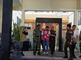 Ketua DPRD aktif, SN saat digelandang oleh tim Kejari Magetan (foto: ist)