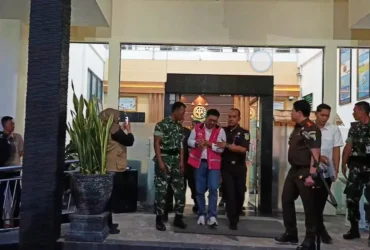 Ketua DPRD aktif, SN saat digelandang oleh tim Kejari Magetan (foto: ist)