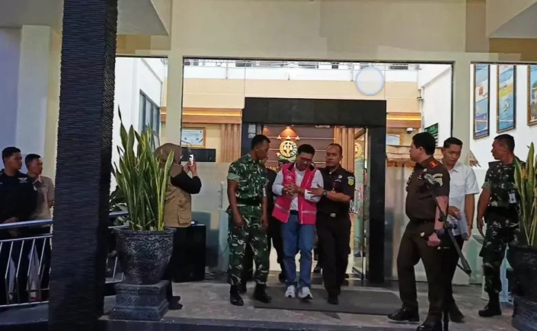 Ketua DPRD aktif, SN saat digelandang oleh tim Kejari Magetan (foto: ist)