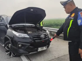 Kondisi mobil Toyota Fortuner yang mengalami kecelakaan di tol JoMo (Foto: Dokumen PJR 3 Polda Jatim)