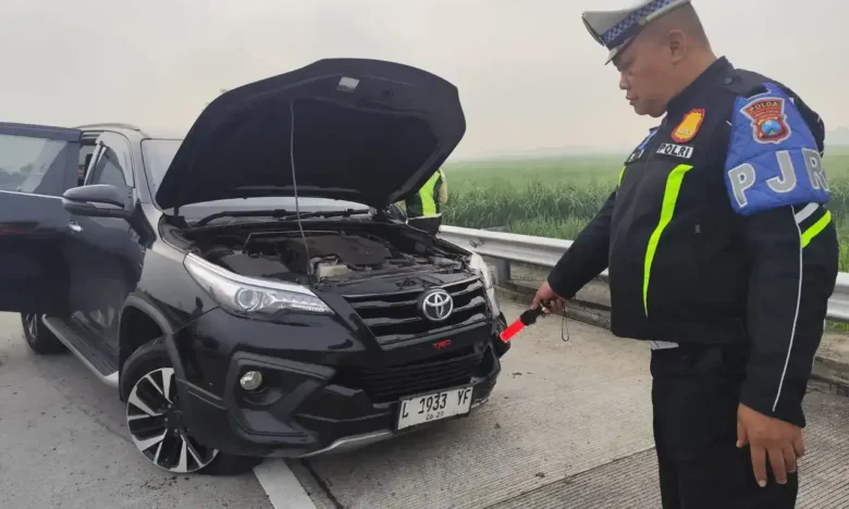 Kondisi mobil Toyota Fortuner yang mengalami kecelakaan di tol JoMo (Foto: Dokumen PJR 3 Polda Jatim)