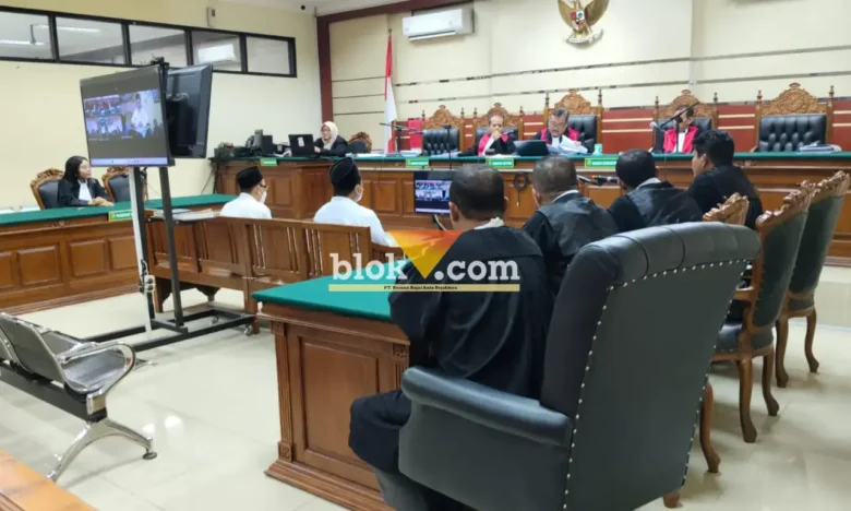 Majelis Hakim Pengadilan Tipikor Surabaya bacakan putusan sela Sidang Korupsi Dana Hibah Ponpes Al Ibrohimi Gresik (foto: Blok-a.com/ivan)