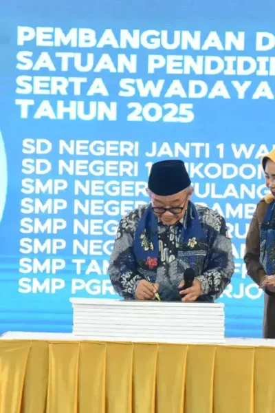 Mendikdasmen Abdul Mu'ti meresmikan program revitalisasi sarana prasarana satuan Pendidikan di Kabupaten Sidoarjo, Selasa (14/4/2026) (foto: ist)