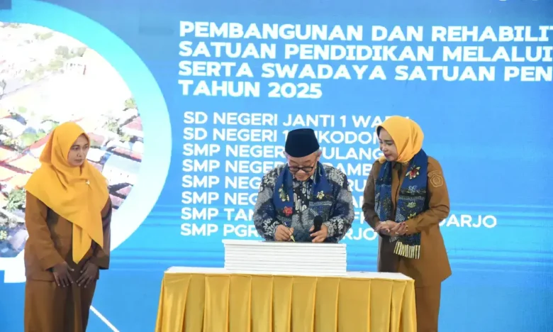 Mendikdasmen Abdul Mu'ti meresmikan program revitalisasi sarana prasarana satuan Pendidikan di Kabupaten Sidoarjo, Selasa (14/4/2026) (foto: ist)