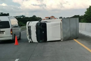 Mobil boks Isuzu Traga yang terguling di ruas tol SuMo.(Foto: Dokumen PJR 3 Polda Jatim)