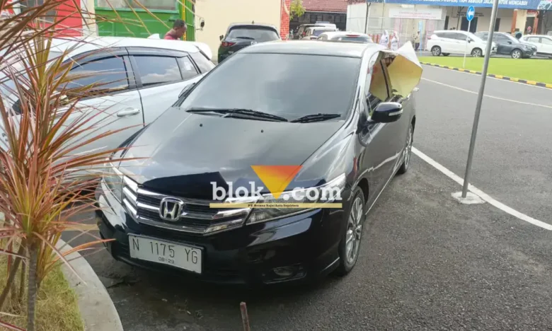 Mobil tersangka yang digunakan untuk membeli BBM yang sudah dimodifikasi tangkinya (foto: Blok-a.com/Syahrul Wijaya)