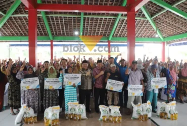 Penyaluran bantuan pangan di Balai Desa Purisemanding, Kecamatan Plandaan, Kabupaten Jombang.(Blok-a.com/Syahrul Wijaya)