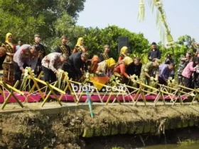 Prosesi Larung Tirta Amerta di Sungai Ngotok, dalam rangkaian Mojotirto Festival 2026.(blok-a.com/Syahrul Wijaya)