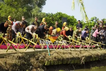Prosesi Larung Tirta Amerta di Sungai Ngotok, dalam rangkaian Mojotirto Festival 2026.(blok-a.com/Syahrul Wijaya)