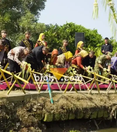 Prosesi Larung Tirta Amerta di Sungai Ngotok, dalam rangkaian Mojotirto Festival 2026.(blok-a.com/Syahrul Wijaya)