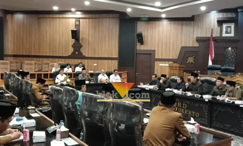 Rapat dengar pendapat di ruang rapat DPRD kota Mojokerto (foto: Blok-a.com/Syahrul Wijaya)