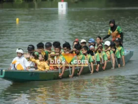 Salah satu peserta lomba dayung sedang berlaga di Kejurprov yang berlangsung di sungai Ngotok, Mojokerto.(blok-a.com/Syahrul Wijaya)