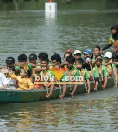 Salah satu peserta lomba dayung sedang berlaga di Kejurprov yang berlangsung di sungai Ngotok, Mojokerto.(blok-a.com/Syahrul Wijaya)
