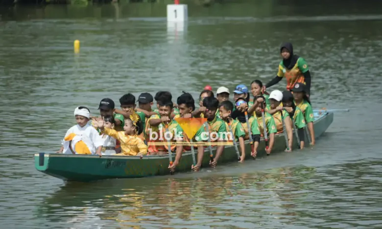 Salah satu peserta lomba dayung sedang berlaga di Kejurprov yang berlangsung di sungai Ngotok, Mojokerto.(blok-a.com/Syahrul Wijaya)