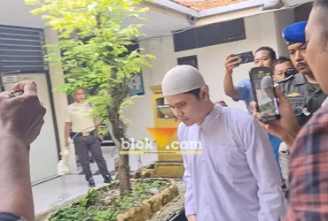 Terdakwa Alvi Maulana saat di pengadilan negeri Mojokerto.(blok-a.com/Syahrul Wijaya)