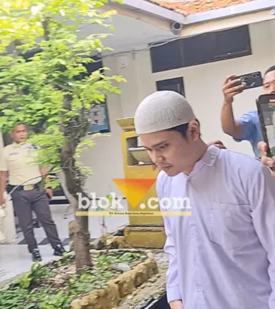 Terdakwa Alvi Maulana saat di pengadilan negeri Mojokerto.(blok-a.com/Syahrul Wijaya)