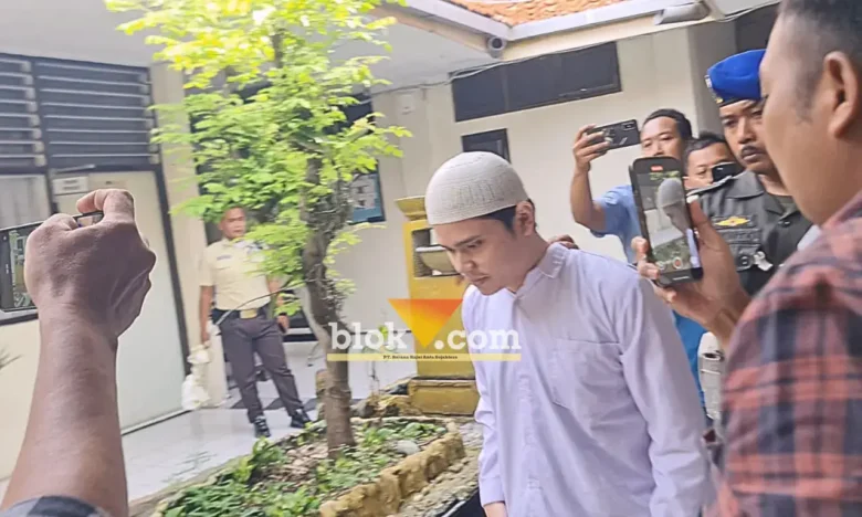 Terdakwa Alvi Maulana saat di pengadilan negeri Mojokerto.(blok-a.com/Syahrul Wijaya)