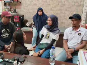Terlapor nampak bersimpuh di hadapan pelapor (korban) untuk memohon maaf di ruangan penyidik satreskrim polres Mojokerto kota (foto: Dokumen Humas)