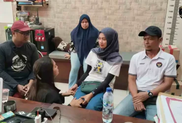 Inge Margareta saat meminta maaf kepada korban Lutvia Indriana di ruang penyidik Polresta Mojokerto.(Foto: Dokumen Humas)