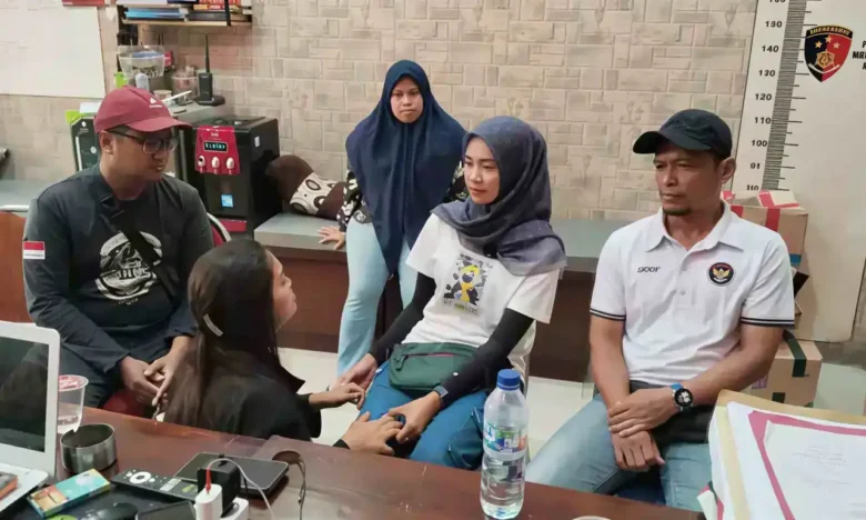 Inge Margareta saat meminta maaf kepada korban Lutvia Indriana di ruang penyidik Polresta Mojokerto.(Foto: Dokumen Humas)