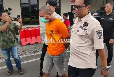 Tersangka saat diamankan polisi digelandang di Mapolres Mojokerto kota (foto: Blok-a.com/Syahrul Wijaya)