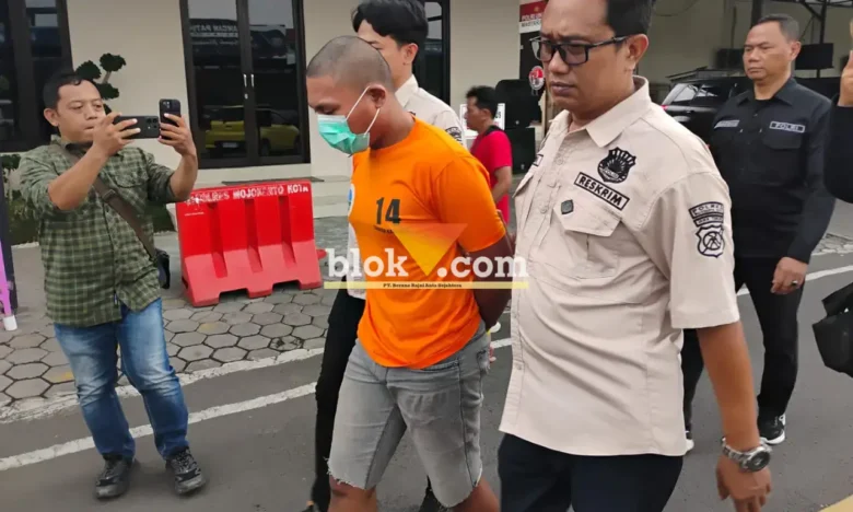 Tersangka saat diamankan polisi digelandang di Mapolres Mojokerto kota (foto: Blok-a.com/Syahrul Wijaya)