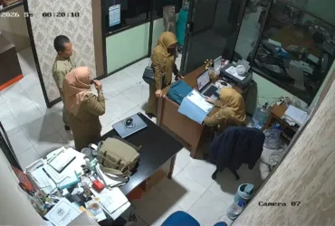 Video CCTV saat korban SE memasuki kantor Prokopim Pemkab Gresik dengan membawa SK PNS Palsu.(foto: dok.prokopim)