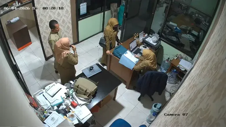 Video CCTV saat korban SE memasuki kantor Prokopim Pemkab Gresik dengan membawa SK PNS Palsu.(foto: dok.prokopim)