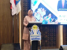 Wabup Sidoarjo, Mimik Idayana, saat berbicara di podium dalam acara halalbihalal yang diselenggarakan DPC HIPMI, Rabu (15/4/2026) (foto: ist)