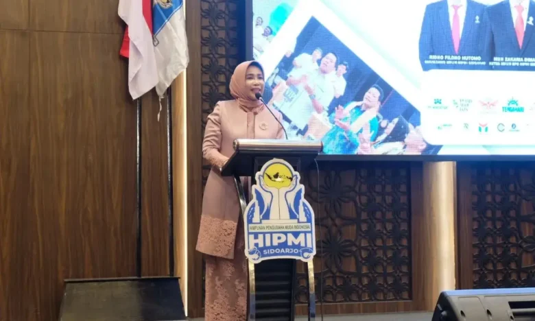 Wabup Sidoarjo, Mimik Idayana, saat berbicara di podium dalam acara halalbihalal yang diselenggarakan DPC HIPMI, Rabu (15/4/2026) (foto: ist)