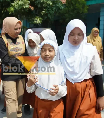 Wali kota Mojokerto Ika Puspita Sari sedang berkunjung ke SMPN 3 kota Mojokerto (foto: Blok-a.com/Syahrul Wijaya)