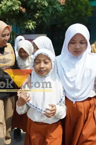 Wali kota Mojokerto Ika Puspita Sari sedang berkunjung ke SMPN 3 kota Mojokerto (foto: Blok-a.com/Syahrul Wijaya)