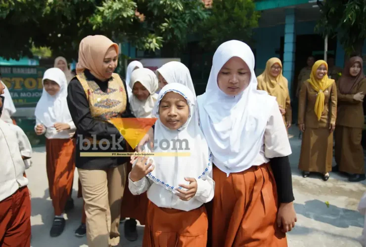 Wali kota Mojokerto Ika Puspita Sari sedang berkunjung ke SMPN 3 kota Mojokerto (foto: Blok-a.com/Syahrul Wijaya)