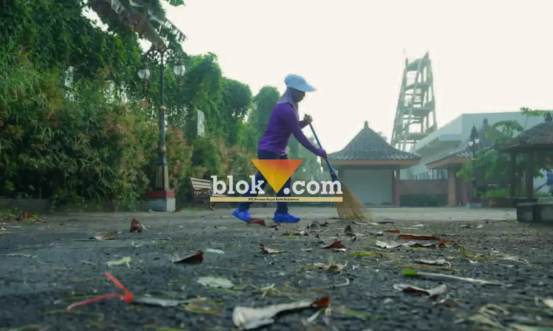 Tampak Wali Kota Mojokerto Ika Puspita Sari saat melakukan bersih-bersih di kawasan TBM jelang Mojotirto 2026 (foto: Blok-a.com/Syahrul Wijaya)